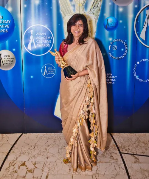 imgi_163_Rajshri_Deshpande_in_Gold_Textured_Saree_and_Hunar